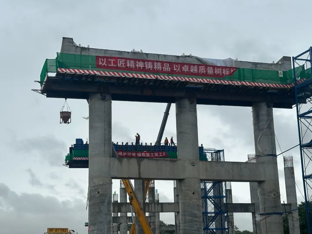 雙節(jié)前夕公司領(lǐng)導(dǎo)赴一線走訪慰問