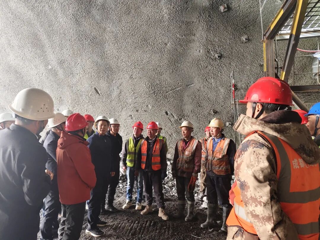 郭勝書記一行國(guó)慶中秋期間調(diào)研我司新疆項(xiàng)目并慰問一線建設(shè)者